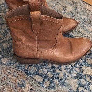 Frye tan Carson boot size 6.5